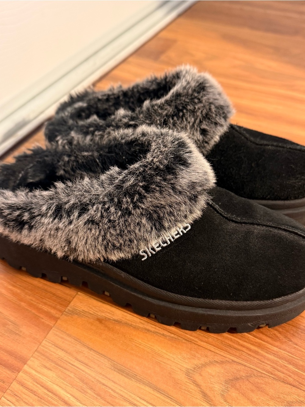 Y2K Skechers black and grey platform faux-fur clogs
